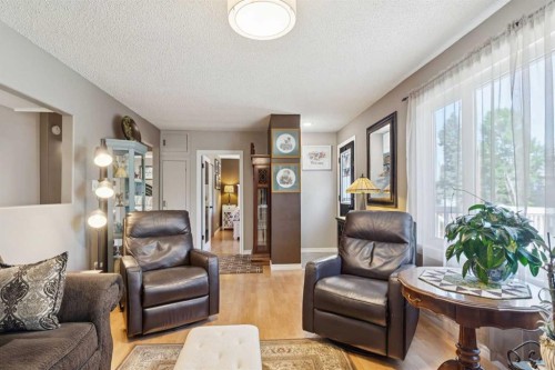 6111 Bow Crescent Nw, Calgary, AB - Indoor Photo Showing Living Room