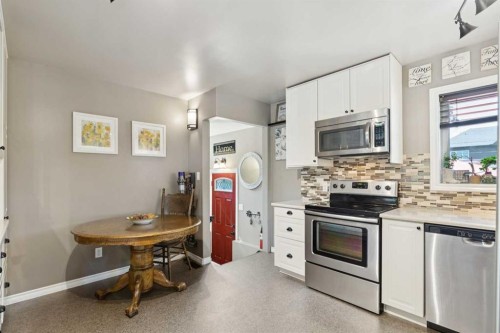 6111 Bow Crescent Nw, Calgary, AB - Indoor Photo Showing Kitchen