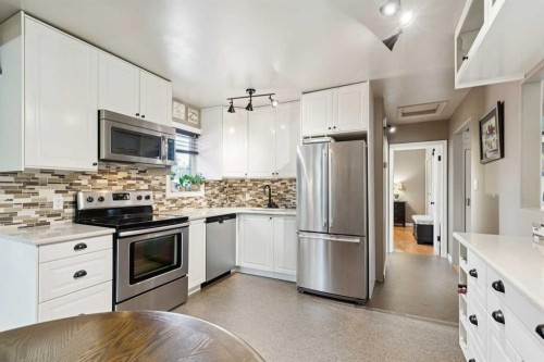 6111 Bow Crescent Nw, Calgary, AB - Indoor Photo Showing Kitchen With Stainless Steel Kitchen With Upgraded Kitchen