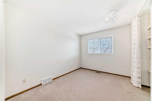 16 Edenwold Green Nw, Calgary, AB - Indoor Photo Showing Other Room