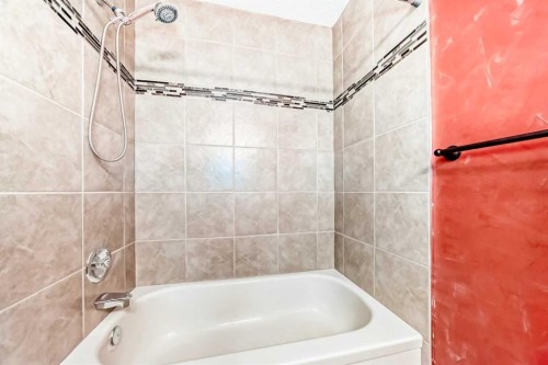 16 Edenwold Green Nw, Calgary, AB - Indoor Photo Showing Bathroom