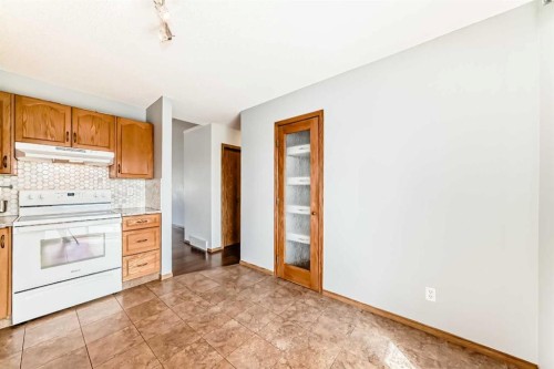 16 Edenwold Green Nw, Calgary, AB - Indoor Photo Showing Kitchen