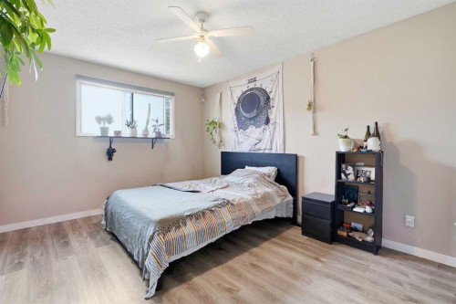 7343 36 Avenue Nw, Calgary, AB - Indoor Photo Showing Bedroom