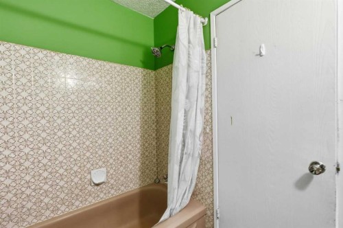 7343 36 Avenue Nw, Calgary, AB - Indoor Photo Showing Bathroom