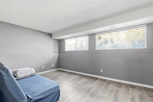 7343 36 Avenue Nw, Calgary, AB - Indoor Photo Showing Other Room