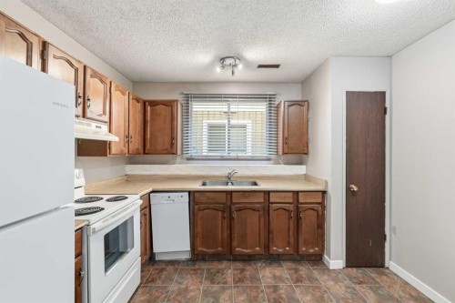 7343 36 Avenue Nw, Calgary, AB - Indoor Photo Showing Kitchen With Double Sink
