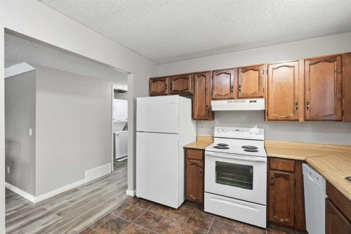 7343 36 Avenue Nw, Calgary, AB - Indoor Photo Showing Kitchen