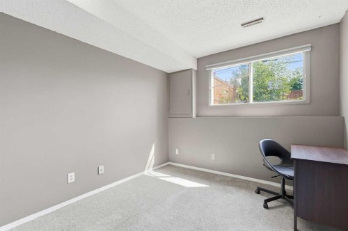 7343 36 Avenue Nw, Calgary, AB - Indoor Photo Showing Other Room