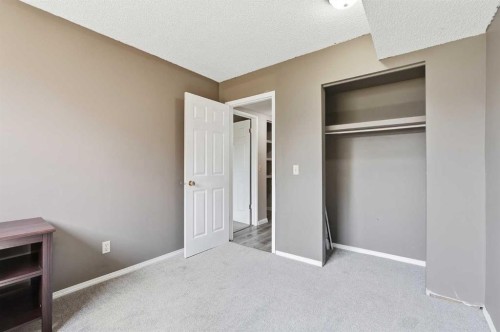 7343 36 Avenue Nw, Calgary, AB - Indoor Photo Showing Other Room