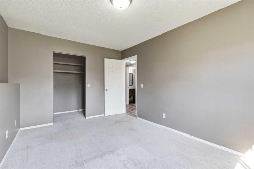 7343 36 Avenue Nw, Calgary, AB - Indoor Photo Showing Other Room
