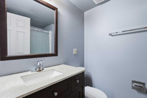 7343 36 Avenue Nw, Calgary, AB - Indoor Photo Showing Bathroom