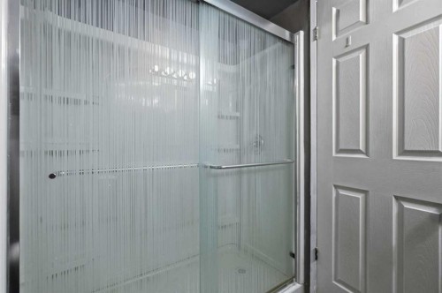 7343 36 Avenue Nw, Calgary, AB - Indoor Photo Showing Bathroom