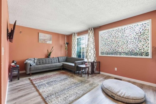 7343 36 Avenue Nw, Calgary, AB - Indoor Photo Showing Living Room