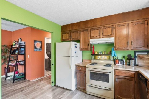 7343 36 Avenue Nw, Calgary, AB - Indoor Photo Showing Kitchen