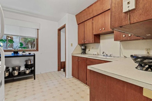 3803 4 Avenue Sw, Calgary, AB - Indoor Photo Showing Kitchen