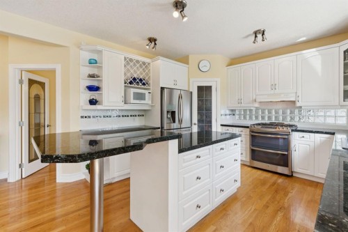 739 24 Avenue Nw, Calgary, AB - Indoor Photo Showing Kitchen With Upgraded Kitchen