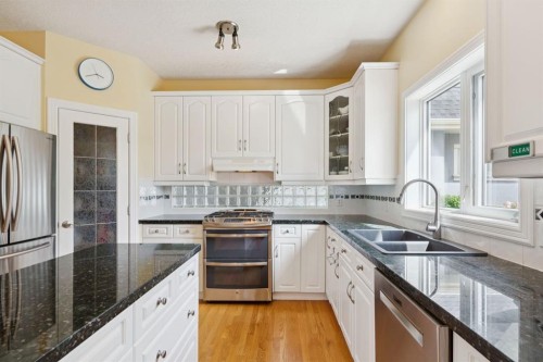 739 24 Avenue Nw, Calgary, AB - Indoor Photo Showing Kitchen With Double Sink With Upgraded Kitchen