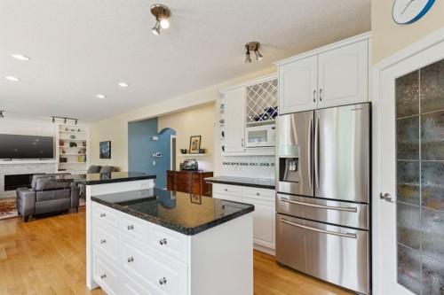 739 24 Avenue Nw, Calgary, AB - Indoor Photo Showing Kitchen