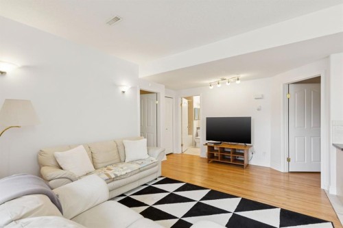 739 24 Avenue Nw, Calgary, AB - Indoor Photo Showing Living Room