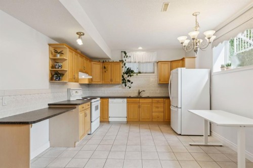739 24 Avenue Nw, Calgary, AB - Indoor Photo Showing Kitchen