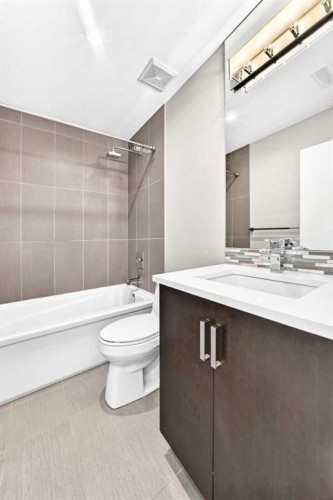 1317 20 Avenue Nw, Calgary, AB - Indoor Photo Showing Bathroom