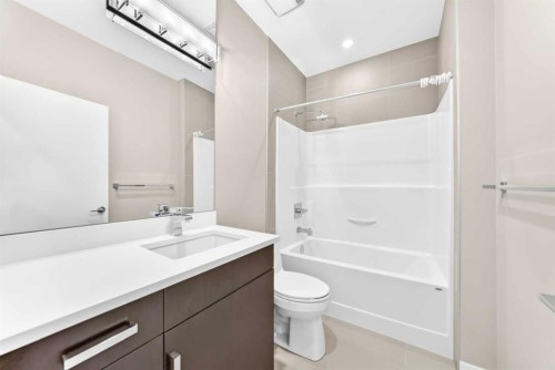 1317 20 Avenue Nw, Calgary, AB - Indoor Photo Showing Bathroom