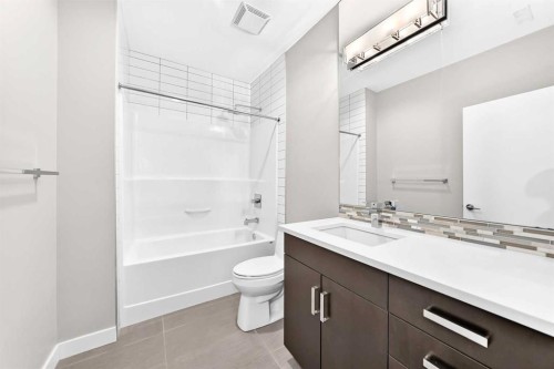 1317 20 Avenue Nw, Calgary, AB - Indoor Photo Showing Bathroom