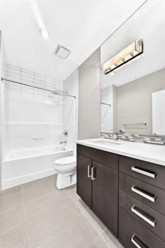 1317 20 Avenue Nw, Calgary, AB - Indoor Photo Showing Bathroom