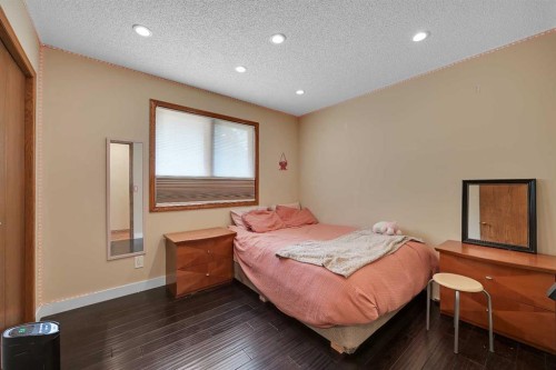 80 Edforth Way Nw, Calgary, AB - Indoor Photo Showing Bedroom