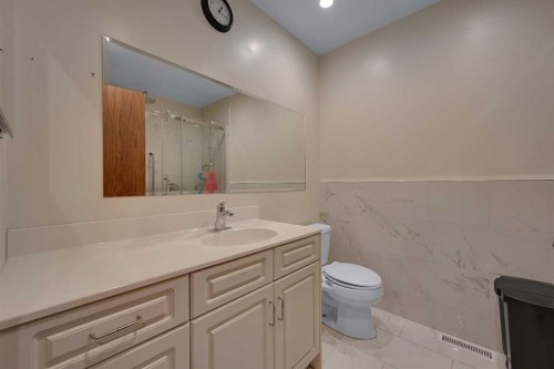 80 Edforth Way Nw, Calgary, AB - Indoor Photo Showing Bathroom