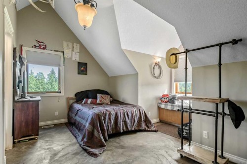 311068 Parkins Road West, Rural Foothills County, AB - Indoor Photo Showing Bedroom