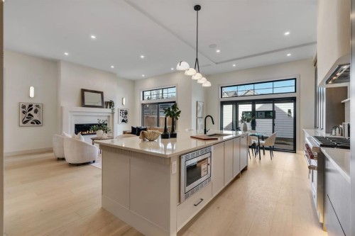 2034 49 Avenue Sw, Calgary, AB - Indoor Photo Showing Kitchen With Upgraded Kitchen