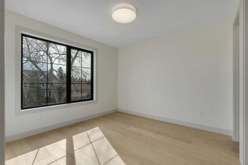 2034 49 Avenue Sw, Calgary, AB - Indoor Photo Showing Other Room