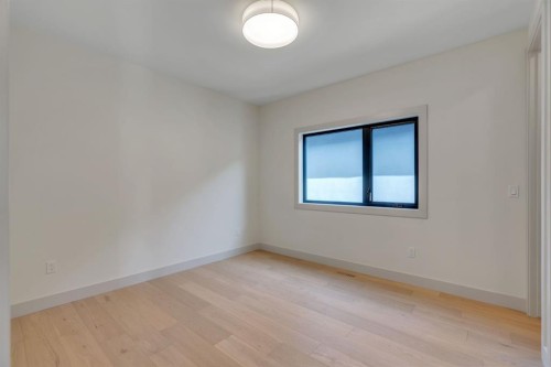 2034 49 Avenue Sw, Calgary, AB - Indoor Photo Showing Other Room
