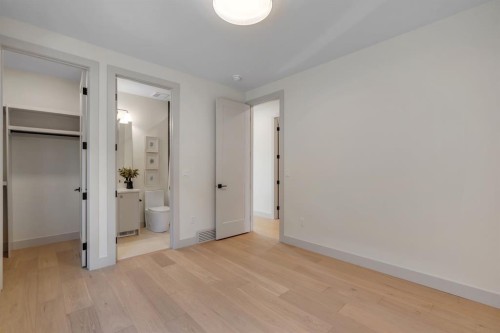 2034 49 Avenue Sw, Calgary, AB - Indoor Photo Showing Other Room