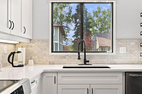 20-8533 Silver Springs Road Nw, Calgary, AB - Indoor Photo Showing Kitchen