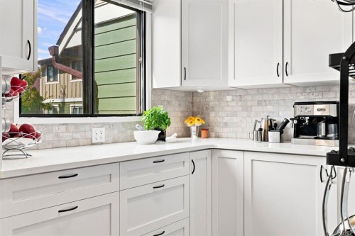 20-8533 Silver Springs Road Nw, Calgary, AB - Indoor Photo Showing Kitchen