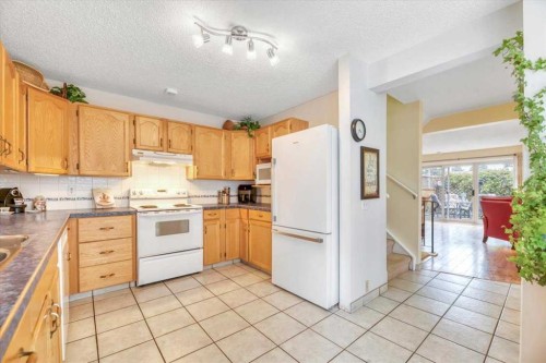 168 Midpark Gardens Se, Calgary, AB - Indoor Photo Showing Kitchen