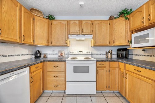 168 Midpark Gardens Se, Calgary, AB - Indoor Photo Showing Kitchen