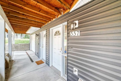 357 Regal Park Ne, Calgary, AB - Outdoor With Exterior