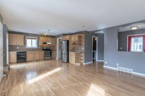 57 Royal Birch Crescent Nw, Calgary, AB - Indoor Photo Showing Kitchen