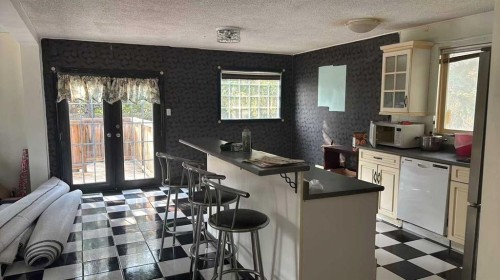 904 73 Avenue Sw, Calgary, AB - Indoor