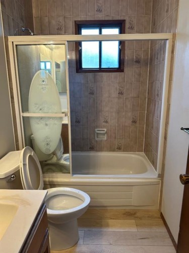 7826 Ranchview Drive Nw, Calgary, AB - Indoor Photo Showing Bathroom