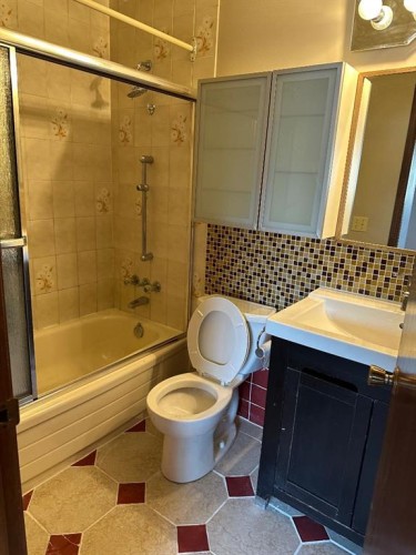 7826 Ranchview Drive Nw, Calgary, AB - Indoor Photo Showing Bathroom