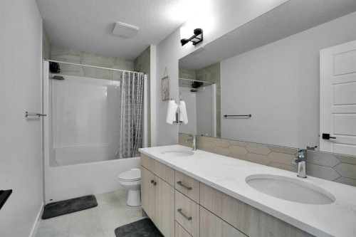 45 Dawson Gardens, Chestermere, AB - Indoor Photo Showing Bathroom