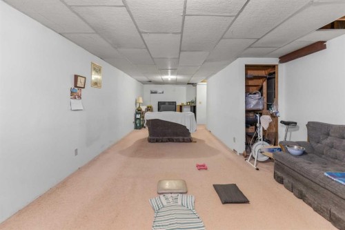 6772 Temple Drive Ne, Calgary, AB - Indoor Photo Showing Other Room