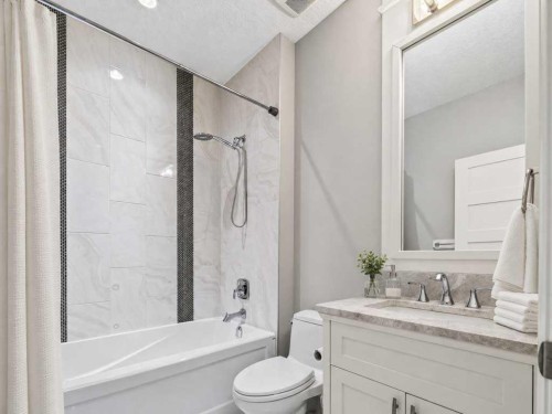 123 Aspen Summit Heath Sw, Calgary, AB - Indoor Photo Showing Bathroom