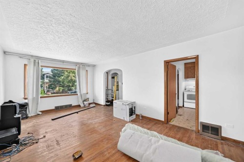 1701 32 Street Sw, Calgary, AB - Indoor Photo Showing Living Room