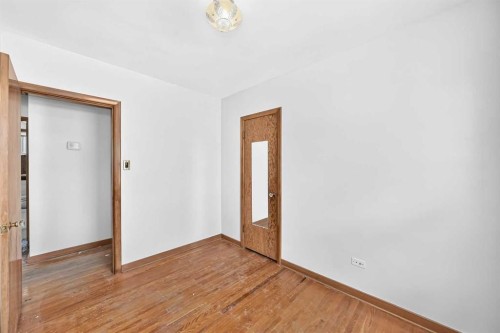 1701 32 Street Sw, Calgary, AB - Indoor Photo Showing Other Room