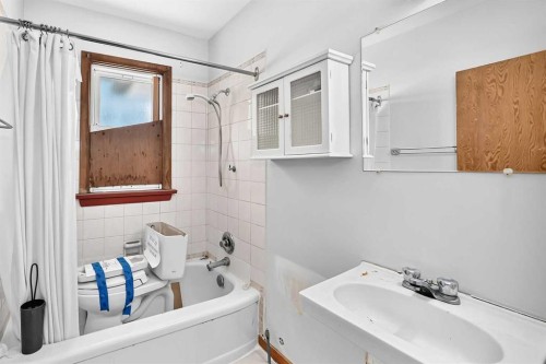 1701 32 Street Sw, Calgary, AB - Indoor Photo Showing Bathroom